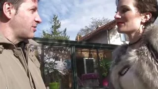 Mature bourgeoise shows us around her house and her ass at the same time