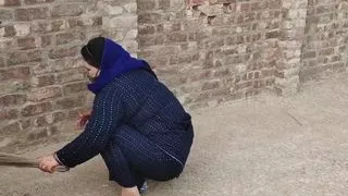 Safai Karti Hue Bhabhi Ko Chuda Black Suit Me Hot Lag Rahi Thi Back Said Uff