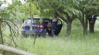Un voyeur filme un couple baiser