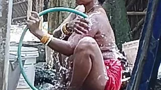 Desi sexy bhabhi bathing in outdoor
