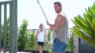 Rothaariges Luder im Sandwich der beiden Poolboys