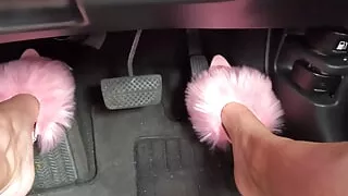 I press the pedal Honda in pink heels