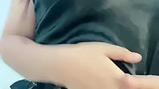 Molliges Asiagirl vor der WEbcam