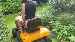 You Must See This! Mowing the Lawn While Sucking Dick with Sluttyshanna