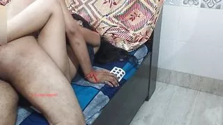 Ghar me akeli reels dekhte hue bhabhi ko chod diya