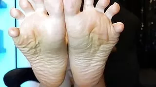 My Wrinkled Soles Are Your Pussy, Loser