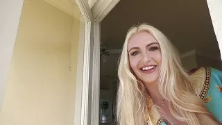 Prallärschige Blondine in die blanke Möse gefickt