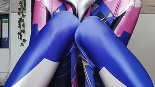 Ts gamergirl jerks off in her Cosplay bodysuit