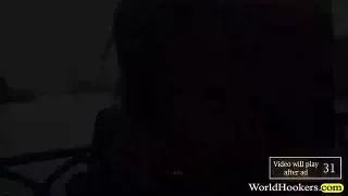 Schwarzhaariges Luder mit dickem Arsch gefickt