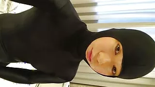 A pervert wrapped in full-body tights masturbates and takes off his mask when he feels good