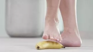 4K HOT FOOTFETISH! Crushing fruits with bare feet and high heels!