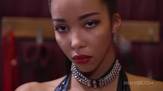 Devote Girls im Keller gefesselt und gefickt