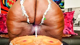 Mochaswallows Demonstrates How to Make Pound Cake