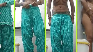 sexy young college girl in bathroom. Chut ki pyash ungi se bujhati Hui