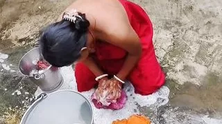 Mast books hai bhabhi ki bare bare Dudh apne books me sabun lagate hue