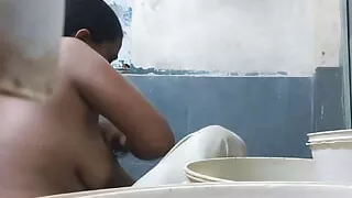 Stepbrother secretly puts camera in bathroom, Kavita sister-in-law makes pornographic video in bathroom