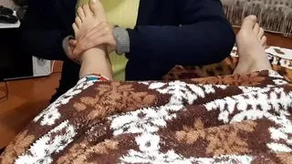 My stepsister massages my legs, and I secretly masturbate under the blanket from her - Lesbian-illusion