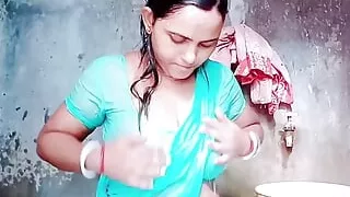 Indian desi lovers start full hard Hindi sex video inside the bus