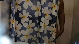 I love taking a nice bath and I end up masturbating my pussy