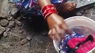 Sister-in-law was bathing in the open, bathing that sister-in-law saw hot sister-in-law's figure