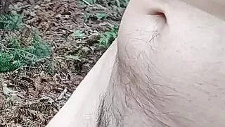 It's too hot in the mountains, so take off my clothes and walk for a while