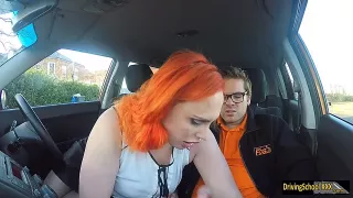 Rothaarige bumst ihren Fahrlehrer im Auto