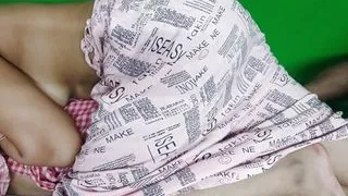 Bhaiya bhabhi hard chodai rahe the tab devar ne video banaya bhabhi ke chut ke ball saf kar ke apne kale lund se chut me viray