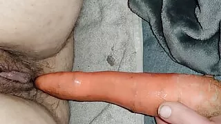 I put my girlfriend a carrot in her wet horny cunt