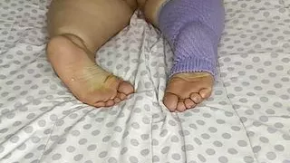 Big ass stepmom while playing in bed in leggings