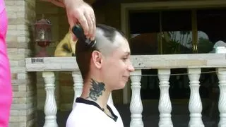 Behind the scenes: Lisa Fox shave her head. Music clip