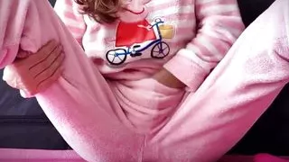 BIG SQUIRTING CUM! skinny school girl small tits mastuurbating pussy closeup