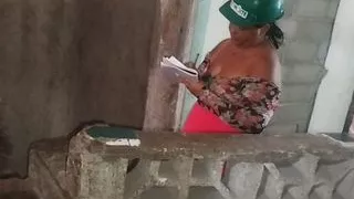 The boss goes to supervise the work and while the workers arrive she masturbates and ends up rich