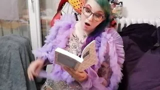 Vends-ta-culotte - A luscious French woman reads an erotic text while masturbating with a vibrator