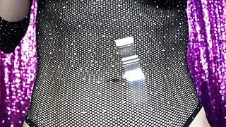 Red Nails, Belly Button and Abs to Mesmerize You