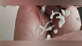 Chubby wixxt and splashes on the mirror