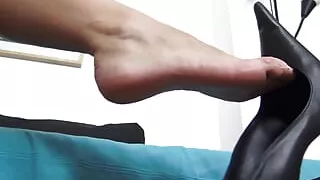 Cruel Reells Stilletos Dangling!