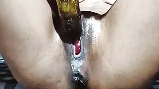 Indian horny girl insert loki in her pussy and squirts