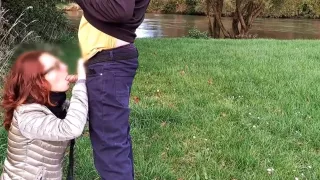 Elle me tire une pipe en plein air