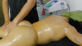 Excited stepmom squirts in massage session (perverted masseuse)