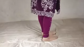 Aunty ne kaha tela la lo