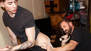 Loss Prevention Officer Messes Around With The Wrong Shoplifter - YoungPerps