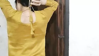 College girl ki kapra khotle huye video bna liya