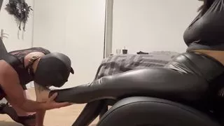 Vends-ta-culotte - A docile slave in the service of his mistress