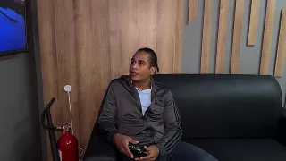 Mollige Schwarzhaarige lässt sich von farbigem Pimmel vögeln