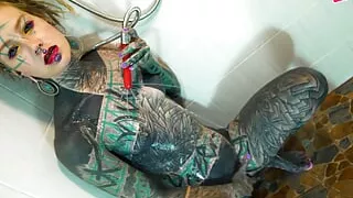 Heavily tattooed Anuskatzz fucks her ass in the shower
