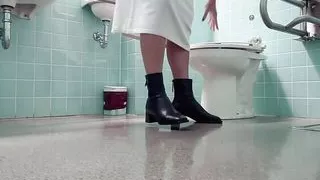 (Candid perspective) a shamrock who goes to the toilet in the library