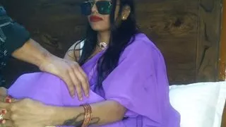 Aunty was doing makeup, on the pretext of walking, there was a lot of yellow chinche in the room. Aunty Ki Hardcore Chudai In Hindi Audio