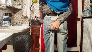 Quickie in the Bathroom with Creampie in Hairy Pussy