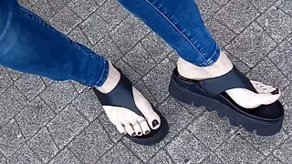 showing feet- crossdressing