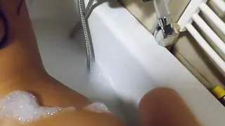 Vanessa Spontaneous Fuck in the Bathtub
